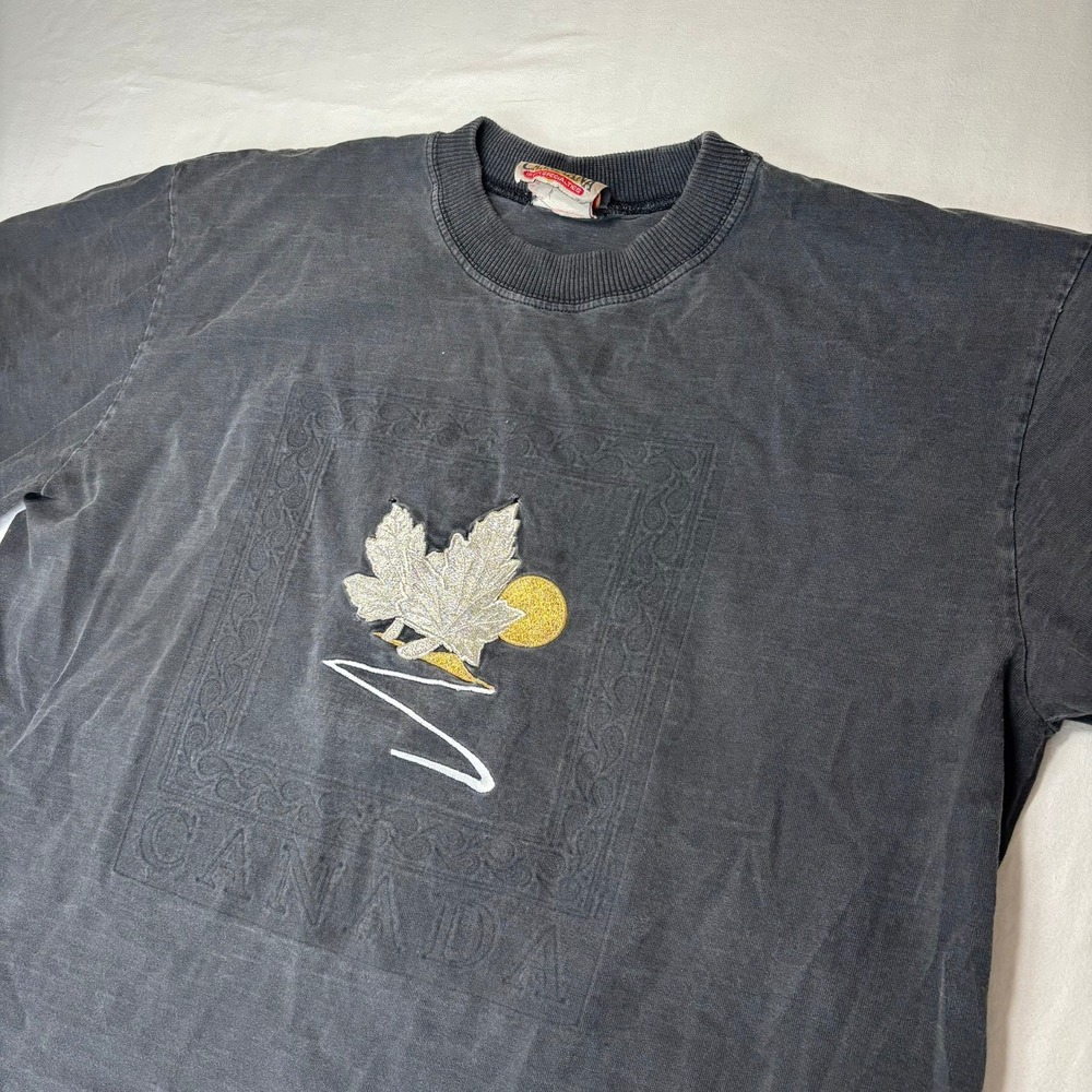 Vintage Canadiana T-Shirt Mens L Black Embroider Maple Leaf Canada Single Stitch